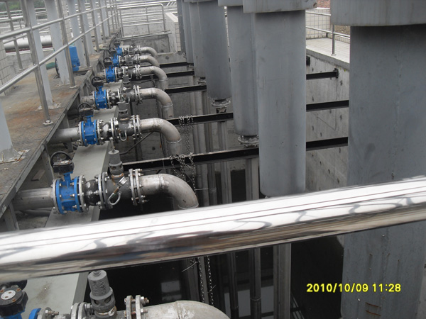 污水曝氣池羅茨風(fēng)機(jī).jpg 污水曝氣池羅茨風(fēng)機(jī).jpg